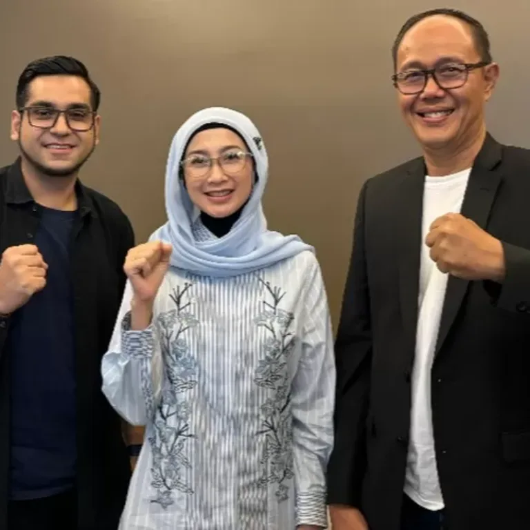 Artis Cantik Desy Ratnasari, Terima Pasangn Bacalon Wali Kota Sukabumi Ayep Zaki – Bobby Maulana