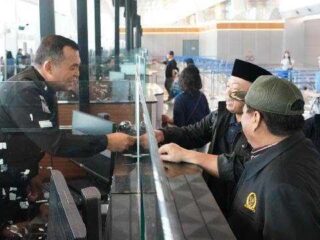 Ombudsman Jakarta Raya Apresiasi Dirjen Imigrasi Silmy Karim Jadi Petugas Konter Di Soetta