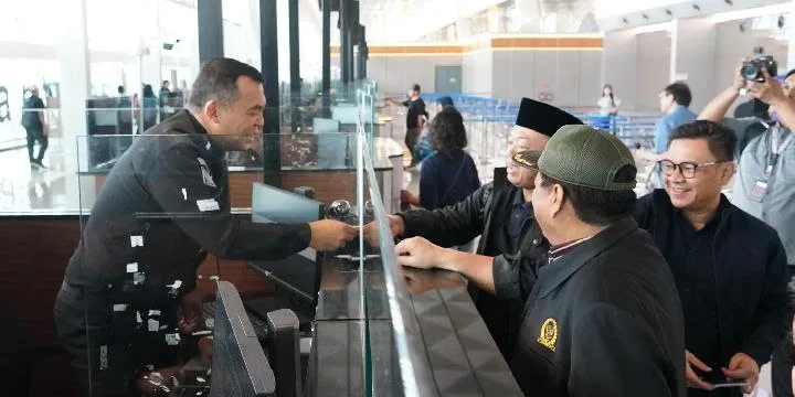 Ombudsman Jakarta Raya Apresiasi Dirjen Imigrasi Silmy Karim Jadi Petugas Konter di Soetta I Harian Terbit