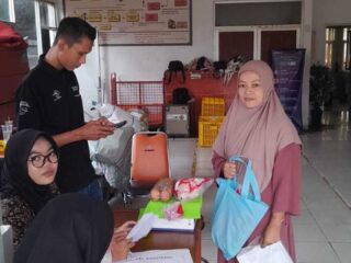 Kantor Pos Pandeglang Salurkan Bansos Stunting, Warga Ucapkan Terimakasih