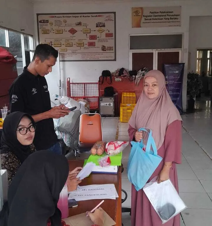 Kantor Pos Pandeglang Salurkan Bansos Stunting, Warga Ucapkan Terimakasih