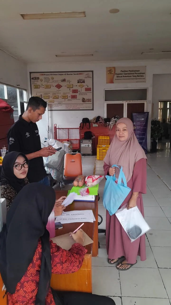 Kantor Pos Pandeglang Salurkan Bansos Stunting, Warga Ucapkan Terimakasih I Harian Terbit