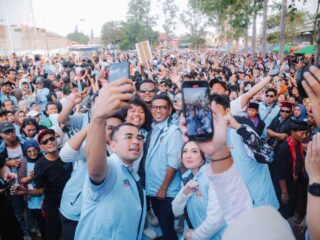 Puluhan Ribu Orang Hadiri Senam Gemoy, Andra Soni Kembali Janjikan Sekolah Gratis Dan Lapangan Pekerjaan