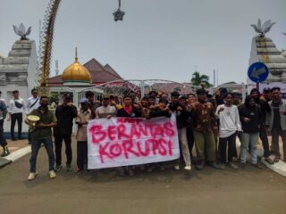 Koalisi Milenial Perubahan (Kmp) Gelar Aksi Anti Korupsi Di Depan Pendopo Bupati Serang