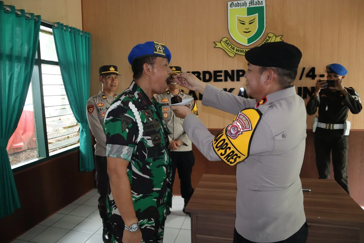 Polisi Gruduk Denpom III/4-1 Lebak, Beri Ucapan HUT ke 79 TNI I Harian Terbit