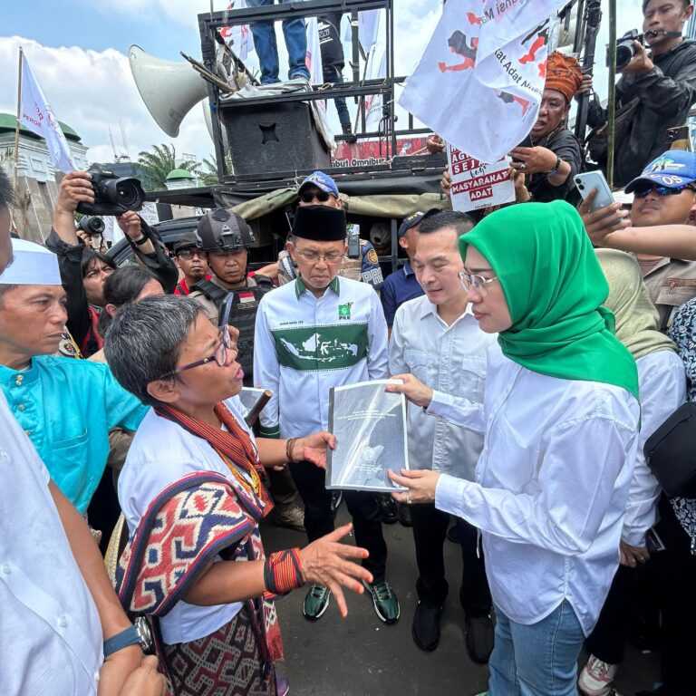 Anggota DPR RI Temui Demonstran Desak Pengesahan RUU Masyarakat Adat