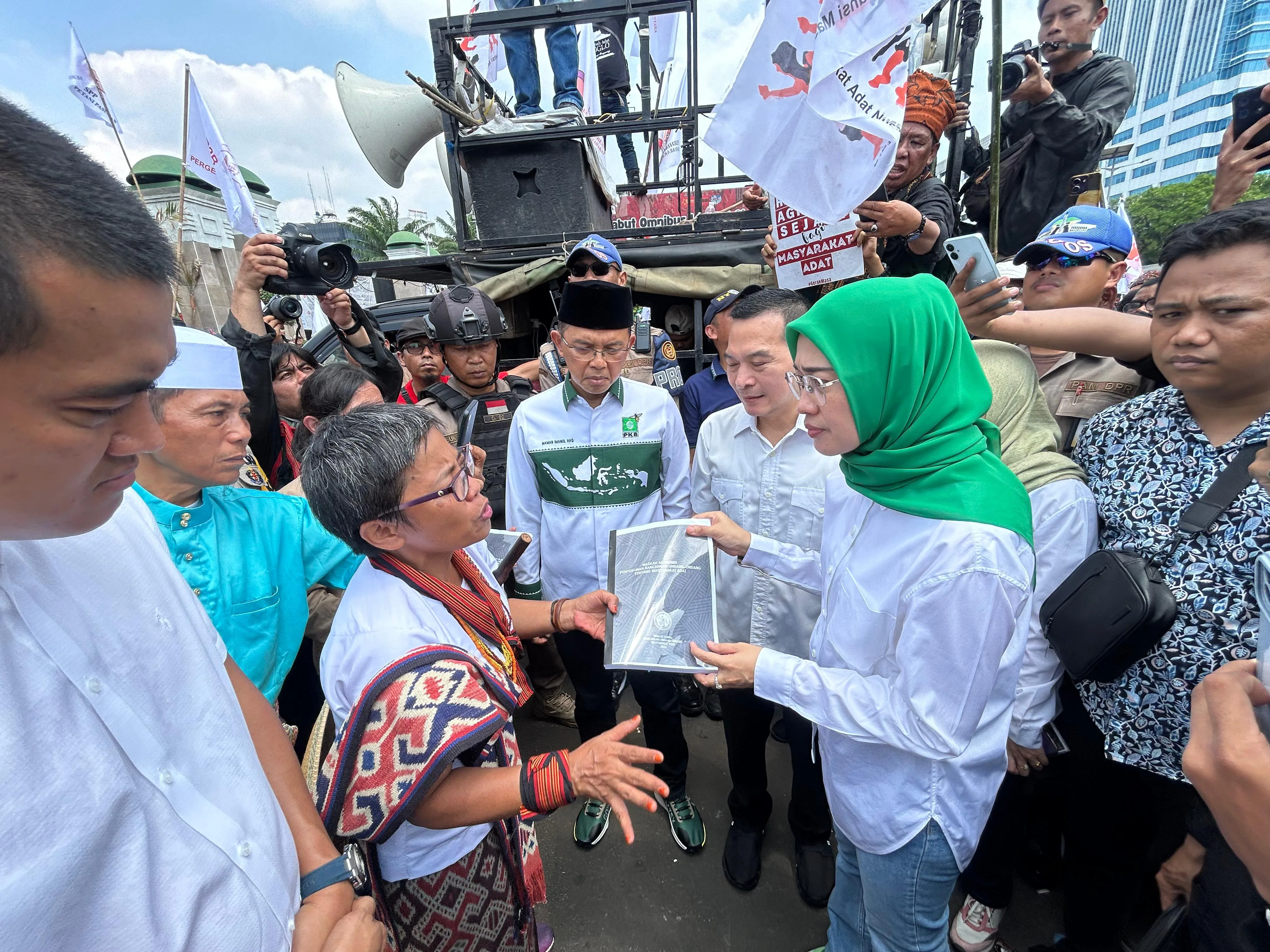 Anggota DPR RI Temui Demonstran Desak Pengesahan RUU Masyarakat Adat I Harian Terbit