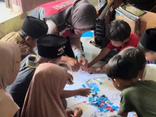 Polwan Polda Banten Peduli Pendidikan Lewat Bercerita Dan Menggambar