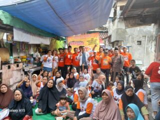 Warga Petamburan Tumplek Ngerujak Bareng Mas Pram - Bang Doel Jakarta Menyala.l
