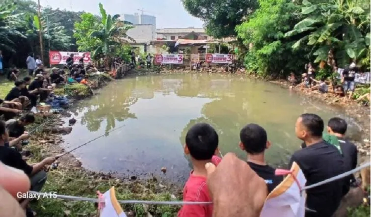 Abis Ngerujak dan Ngebaso Bareng Emak-emak, Relawan Sukapro Gelar Bazar Sembako Murah dan Mancing Menyala