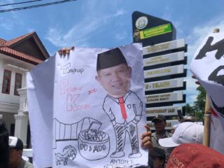 Tangkap, Kejari Banyuwangi Digruduk, Massa Minta Usut Dugaan Korupsi Dana Desa