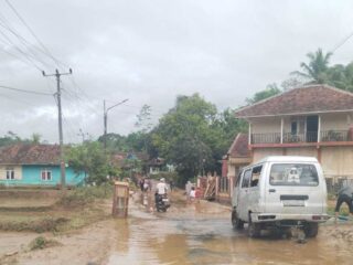 Dpd Nasdem Kabupaten Sukabumi Salurkan Bantuan Untuk Korban Banjir Di Desa Curugluhur