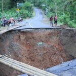 Ditpolairud Polda Jabar Dan Satpolairud Polres Sukabumi Bangun Jembatan Darurat Untuk Warga