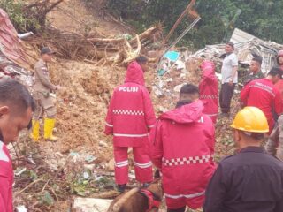 Respon Cepat Polda Kepri Evakuasi Bencana Alam Tanah Longsor Yang Menimpa Rumah Warga Di Tiban Koperasi
