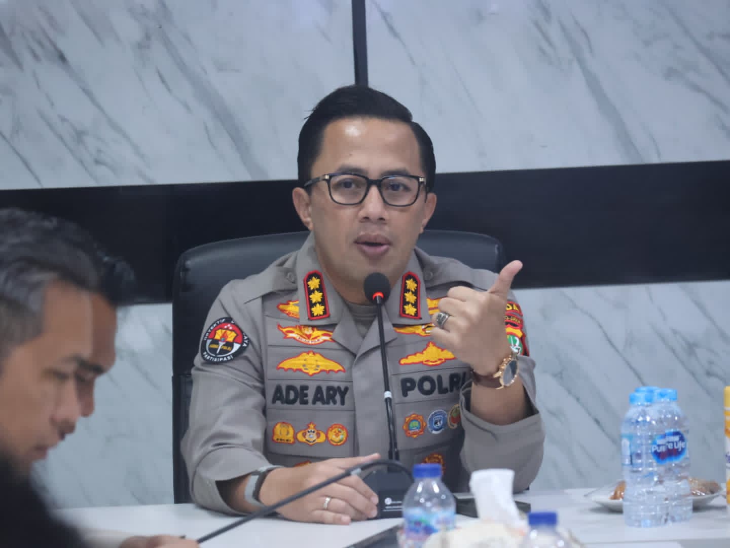 Kabid Humas Polda Metro Jaya Berikan Pengarahan Dan Penghargaan Untuk Anggota Berprestasi 6 Kabid Humas Polda Metro Jaya Berikan Pengarahan Dan Penghargaan Untuk Anggota Berprestasi