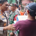 Polri-Tni Bagikan Makanan Ke Warga Terdampak Banjir Di Sawangan, Depok