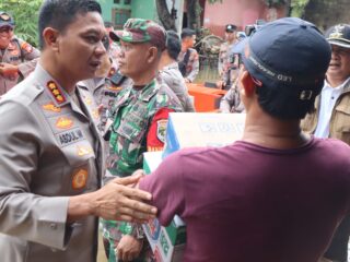 Polri-Tni Bagikan Makanan Ke Warga Terdampak Banjir Di Sawangan, Depok