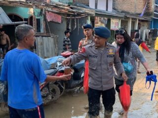 Brimob Polda Metro Jaya Bagikan Takjil Untuk Warga Terdampak Banjir Di Pondok Gede Permai, Bekasi