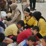 Polri Bersama Mahasiswa Beri Trauma Healing Ke Korban Banjir Ciliwung