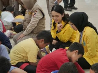 Polri Bersama Mahasiswa Beri Trauma Healing Ke Korban Banjir Ciliwung
