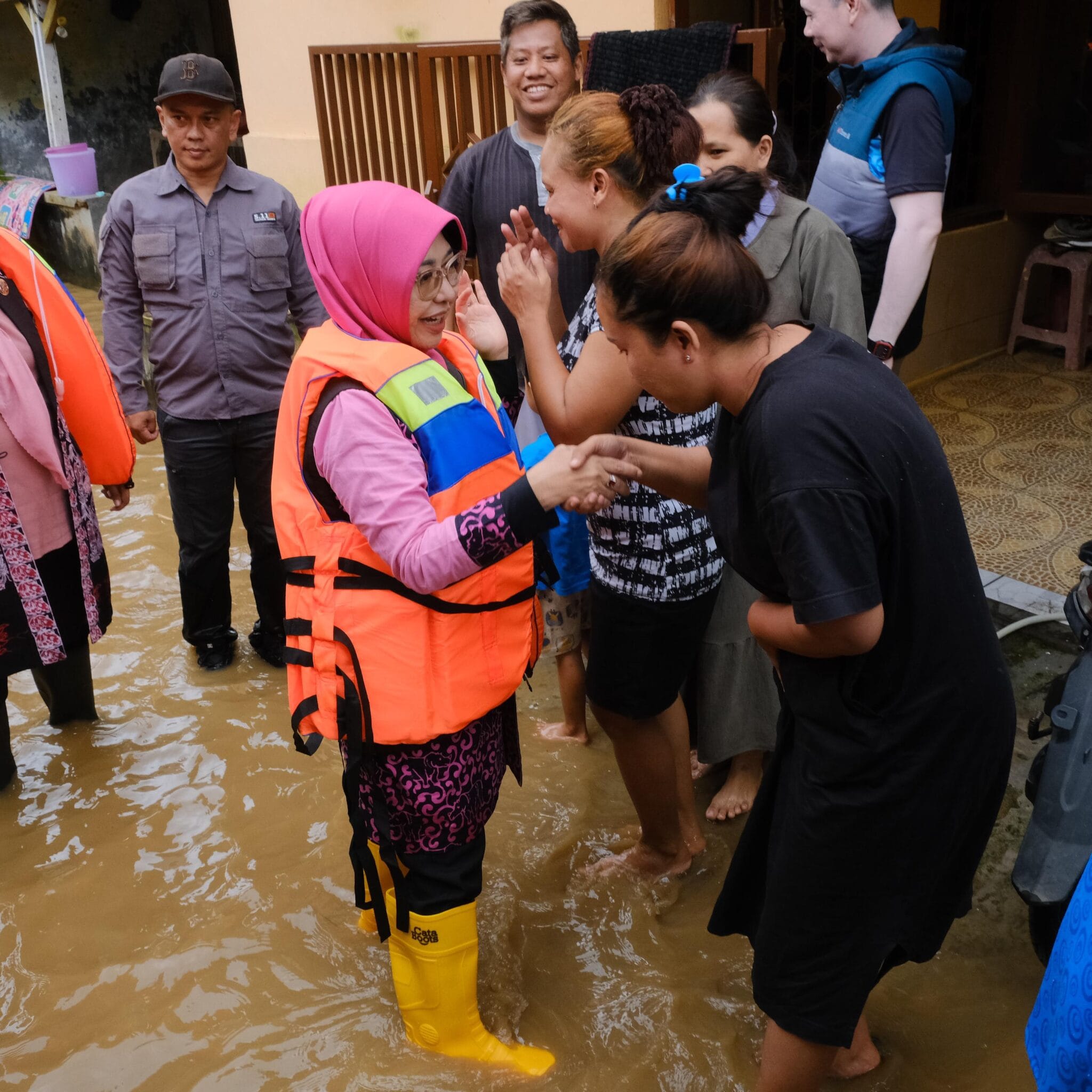 Bupati Pandeglang, R.dewi Setiani Tinjau Korban Banjir Di Kecamatan Labuan Dan Jiput.