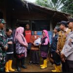 Bupati Pandeglang, R.dewi Setiani Tinjau Korban Banjir Di Kecamatan Labuan Dan Jiput.