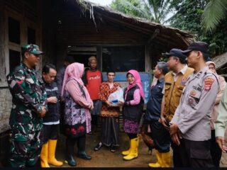 Bupati Pandeglang, R.dewi Setiani Tinjau Korban Banjir Di Kecamatan Labuan Dan Jiput.