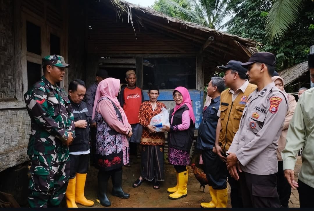 Bupati Pandeglang, R.dewi Setiani Tinjau Korban Banjir Di Kecamatan Labuan Dan Jiput. 1 Bupati Pandeglang, R.dewi Setiani Tinjau Korban Banjir Di Kecamatan Labuan Dan Jiput.