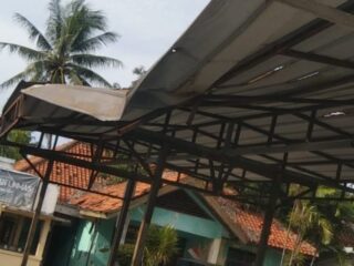 Parah, Camat Sukadiri Cuekin Kanopi Parkiran Di Halaman Kantor Kecamatan