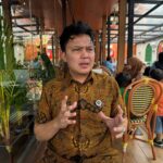 Ruu Tni Sudah Di Sahkan, David Herson ; Tidak Ada Dwifungsi Abri, Jangan Mau Di Provokasi. Dpr Ri Resmi Menetapkan Revisi Undang-Undang (Ruu) Nomor 34 Tahun 2004 Tentang Tentara Nasional Indonesia (Tni)  Menjadi Undang-Undang. Ruu Tni Disahkan Lewat Sidang Paripurna Di Gedung Dpr Ri, Jakarta, Kamis (20/3/2025), Yang Dipimpin Oleh Ketua Dpr Ri Puan Maharani Didampingi Wakil Ketua Dpr Ri, Sufmi Dasco Ahmad, Adies Kadir, Dan Saan Mustopa. Hal Tersebut Di Respon Oleh Mantan Anggota Tkn Prabowo Gibran, David Herson Yang Mengatakan Bahwa Draft Terbaru Revisi Uu Tni Tidak Mengembalikan Dwifungsi Abri. Menurut Dia, Revisi Undang-Undang Nomor 34 Tahun 2004 Itu Tidak Terlalu Mengganggu Desain Politik Yang Dicita-Citakan Reformasi. Menurut Dia, Dalam Draft Terbaru Revisi Uu Tni Tidak Memiliki Indikasi Membuka Peluang-Peluang Seperti Yang Sudah Di Sebarkan Dengan Berita-Berita Hoax Yang Menggiring Opini Tentang Dwifungsi Tni Di Jabatan-Jabatan Sipil. Sebaliknya, Draft Terbaru Revisi Uu Tni Memperjelas Batas-Batas Sejauh Mana Tni Dapat Menempati Jabatan Publik. “Sekarang Ada Penegasan Kembali Bahwa Anggota Tni Yang Mau Masuk Ke Jabatan Sipil Itu Harus Mengundurkan Diri Atau Pensiun Dini,” Kata David. Bahkan Dia Menyayangkan Dengan Beredarnya Narasi Pecah Belah Adu Domba Antara Aparat Dan Sipil Yang Di Goreng Dan Ditunggangi Oleh Beberapa Orang, Tanpa Publik Mengerti Dengan Betul Poin-Poin Ruu Tni Yang Disahkan, Yang Tidak Seperti Berita Hoax Dan Fitnah Yang Disebarkan Oleh Beberapa Orang Dan Berakhir Dengan Demo Kekerasan Yang Melibatkan Aparat Dan Juga Mahasiswa. Ada Tiga Pasal Yang Berubah Dalam Undang-Undang Ini. Antara Lain Pasal 7 Terkait Tugas Dan Fungsi Baru Tni Dalam Operasi Selain Perang (Omsp). Kedua, Pasal 47 Terkait Penempatan Prajurit Aktif Di Jabatan Sipil. Lewat Revisi Tersebut, Kini Ada 16 Instansi Pemerintah Yang Bisa Ditempati Dari Semula 16 Instansi Sipil. Ketiga, Pasal 53 Terkait Perpanjangan Usia Pensiun Tni. Perpanjangan Masa Usia Pensiun Dibagi Menjadi Tiga Klaster Antara Tamtama Dan Bintara, Perwira Menengah, Dan Perwira Tinggi. &Amp;Quot;Ini Dipastikan Tidak Lari Dari Komitmen Supremasi Hukum Dan Supremasi Sipil,&Amp;Quot; Kata David. Perubahan Ini Berkaitan Dengan Aspek-Aspek Pertahanan. Undang-Undang Ini Disahkan Untuk Menentukan Kepastian Hukum Agar Tni Terjaga Profesionalismenya Sebagai Profesional Pertahanan.