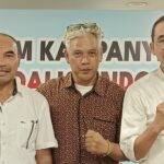 Revitriyoso Husodo: Manuver Kepala Babi Gagal Total, Rakyat Semakin Percaya Pemerintah Harianterbit.id Jakarta - Medan Pertempuran Politik Praktis Nasional Saat Ini Dinodai Manuver Tidak Simpatik Oleh Pihak-Pihak Yang Dirugikan Jika Kepercayaan Masyarakat Terhadap Pemerintahan Prabowo-Gibran Semakin Meningkat. Revitriyoso Husodo, Aktivis 80An Dan 90An Yang Juga Seorang Seniman Menyatakan Bahwa Dengan Mengirimkan Seonggok Kepala Babi Disusul Bangkai Tikus Kepada Awak Media Tempo Ternyata Tidak Termakan Mentah-Mentah Oleh Masyarakat Yang Semakin Cerdas Dalam Membaca Gerak Politik Di Tanah Air. &Amp;Quot;Buktinya, Masyarakat Tidak Menaruh Kecurigaan Bahwa Pihak Pemerintah Yang Melakukan Hal Tersebut. Sebaliknya, Masyarakat Semakin Geram Dengan Cara2 Menjijikkan Kepada Siapapun Yang Melakukannya Apalagi Di Bulan Suci Ramadhan Yang Penuh Berkah Ini&Amp;Quot;, Ujar Revi. Menurutnya, Dengan Kejadian Ini Pihak Yang Dirugikan Adalah Pemerintah Yang Selalu Menjaga Kondusifitas Situasi Sosial Ekonomi Politik Dikarenakan Sedang Menumpahkan Energi Untuk Memerangi Korupsi Dan Mafia Industri Ekstraktif Nasional Di Tengah Krisis Geoekonomi Dunia. &Amp;Quot;Kemungkinan Terbesar Pihak-Pihak Yang Mencoba Mendapat Keuntungan Dari Kegaduhan Ini Adalah Jaringan Oknum Pelaku Yang Sedang Dirugikan Dan Terancam Terbongkar Praktek Mega Korupsi Dan Jaringan Perampokannya, Namun Upaya Mereka Gatot Alias Gagal Total.&Amp;Quot; Pungkasnya.