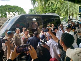 Polsek Metro Gambir Kawal Kunjungan Kapolri Di Stasiun Gambir, Pastikan Mudik Lebaran 2025 Aman Dan Lancar