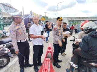 Kapolres Lebak Pantau Arus Mudik Dan Bagikan Takjil Ke Warga