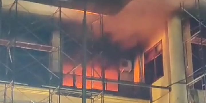 Api Menyala, Lantai 3 Gedung Markas Polda Banten Kebakaran 6 Api Menyala, Lantai 3 Gedung Markas Polda Banten Kebakaran