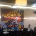 Jakarta – Terasmedia- Diskusi Publik Dari Gerakan Selamatkan Pertamina Yang Diselenggarakan Di Hotel Sofyan Soepomo Tebet, Kamis (20/03) Deklarasi Gerakan ” Selamatkan Pertamina, Nol Korupsi”, Seruan Bersama Untuk Reformasi Total Dipertamina, Upaya Mengawal Transparansi Dan Akuntabilitas Ditubuh Pertamina, Gerakan Inisiatif Bersama Yang Diprakarsai Mantan Aktivis 98 Revitriyoso Husodo,Ketua Gerak 08, Dan Handiyono Aruman, Seorang Praktisi Komunikasi Publik. Menghadirkan Juga Berbagai Elemen Masyarakat, Termasuk Purnawirawan, Aktivis, Ketua Organisasi, Ketua Lsm, Serta Akademisi Dan Tokoh Masyarakat Yang Perduli Terhadap Pengelolaan Sumber Daya Energi Nasional. Diskusi Publik Dihadiri Antara Lain:, Mayjend Tni (Purn)Dr .Drs.ben Yura Rimba Mars (Purnawirawan Relawan)., Hendarsam Marantoko, Sh Mh, Silfester Matutina Sh, Mh Ketum Solmet., Maret Samuel Sueken (Ketum Jpkp)., Dr Tuti Widya Ningrum, Sh Mh (Akademis Uta”45) Jakarta. Bacaan Lainnya Komjak Dukung Kejaksaan Bongkar Kasus Dugaan Korupsi Hampir 1 Triliun Di Komdigipenggiat Lingkungan Nanda Mata Tunas 17 Pelototi Kasus Penganiayaan Yang Diduga Dilakukan Oleh Bos Tambang Emas Ilegalpengamat : Bpk Audit Anggaran Folu Di Kemenhut Revitriyoso Husodo Sebagai Kordinator Gerakan, Menegaskan Bahwa Pertamina Adalah Aset Bangsa Yang Harus Diselamatkan Dari Praktek Korupsi. ” Gerakan Ini Adalah Panggilan Moral Bagi Seluruh Rakyat Indonesia, Kita Tidak Bisa Tinggal Diam Melihat Bagaimana Kepentingan Nasional Dikorbankan Oleh Segelintir Pihak Yang Mencari Keuntungan Pribadi. Saatnya Kita Bergerak Bersama Untuk Menyelamatkan Pertamina Dari Segala Bentuk Penyimpangan”, Ucap Revitriyoso Husodo. Sementara Itu, Handiyono Aruman Yang Bertindak Sebagai Moderator Dalam Acara Diskusi, Menekankan Pentingnya Komunikasi Yang Terbuka Dan Partisipatif Dalam Mengawal Reformasi Pertamina. ” Transparansi Dengan Melibatkan Publik Dalam Pengawasan Dan Pengambilan Kebijakan Terkait Energi Nasional. Gerakan Ini Akan Menjadi Wadah Bagi Seluruh Elemen Masyarakat Untuk Bersuara Dan Bertindak Nyata Dalam Memastikan Pertamina Benar-Benar Bekerja Untuk Kepentingan Rakyat,” Tegas Handiyono Aruman. Pernyataan Deklarasi Resolusi Bersama Yang Mencakup Tuntutan Utama, Yaitu: 1. Pembersihan Total Segala Bentuk Korupsi, Dan Tindak Tegas Oknum Yang Terlibat Dalam Penyimpangan. 2. Mendesak Aparat Penegak Hukum ( Aph) Untuk Mengusut Tuntas Korupsi Di Pertamina Tanpa Pandang Bulu. 3. Transparansi Dalam Kebijakan Energi Nasional Dan Melibatkan Masyarakat Sipil, Akademis, Dan Lembaga Independen Dalam Proses Pengambilan Keputusan 4,Menolak Segala Bentuk Intervensi Politik Kepentingan Pribadi Dalam Pengelolaan Pertamina Yang Bertentangan Dengan Prinsip Keadilan Dan Kepentingan Nasional 5. Mengajak Seluruh Elemen Bangsa Untuk Bersatu Dalam Gerakan Moral Dan Sosial Demi Menciptakan Pertamina Yang Bersih, Profesional, Dan Berorientasi Pada Kepentingan Rakyat. Deklarasi Ini Menjadi Langkah Awal Dari Rangkaian Aksi Yang Akan Dilakukan Oleh Selamatkan Pertamina, Nol Korupsi, Advokasi Kebijakan, Kampanye Publik, Pengelolaan Energi Nasional Yang Lebih Baik Lagi.