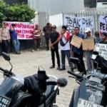 Simbol Perlawanan, Buruh Lakukan Aksi Unjuk Rasa Terhadap Penolakan Phk Sepihak