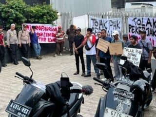Simbol Perlawanan, Buruh Lakukan Aksi Unjuk Rasa Terhadap Penolakan Phk Sepihak