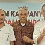 Harianterbit.id Jakarta - Pada Awalnya, Tempo Adalah Majalah Bonafid Yang Disukai Banyak Orang. Karena Mereka Menulis Berita Dengan Diksi Indah Dan Fakta Yang Jujur. Bahkan Berani Melawan Rezim Orde Baru. Namun Sayangnya Tempo Versi Kekinian Makin Diragukan Krediblitasnya, Karena Membuat Kekacauan Dan Tak Lagi Netral. Sebuah Media (Cetak Maupun Online), Dituntut Untuk Tidak Memihak Ke 1 Orang Atau Organisasi Tertentu. Ia Juga Mengandung Berita Yang Valid, Tidak Hoax, Dan Memberi Pengetahuan Baru Kepada Masyarakat. Kriteria Ini Dulu Ada Di Dalam Majalah Tempo Yang Sudah Terbit Sejak Tahun 1971. Sayang Sebuah Media (Cetak Maupun Online), Dituntut Untuk Tidak Memihak Ke 1 Orang Atau Organisasi Tertentu. Ia Juga Mengandung Berita Yang Valid, Tidak Hoax, Dan Memberi Pengetahuan Baru Kepada Masyarakat. Dikatakan Revitriyoso Husodo Aktivis 98, Majalah Tempo Edisi 7-13 April 2025 Dengan Head Line “Tentakel Judi Kamboja”, Yang Mengaitkan Nama Tokoh-Tokoh Tertentu Dengan Judi Di Kamboja Secara Serampangan: Pertama, Sisi Kelam Dari Kebebasan Pers Seringkali Melahirkan “Penghakiman Sepihak”. Kita Menghormati Kemerdekaan Pers Yang Dijamin Konstitusi. Namun, Menurut Saya Pemberitaan Tanpa Disertai Data Dan Fakta Yang Kredibel Adalah Sebuah “Penghakiman Sepihak”, Trial By The Press. Bagi Saya, Trial By The Press Adalah Malapetaka Jurnalisme. Kedua, Itulah Yang Terjadi Pada Pemberitaan Majalah Tempo Edisi 7-13 April 2025 Dengan Head Line “Tentakel Judi Kamboja”, Yang Mengaitkan Nama Sufmi Dasco Ahmad Dengan Bisnis Kasino Di Kamboja. Saya Menilai Pemberitaan Tempo Yang Mengaitkan Sufmi Dasco Ahmad Tersebut Sebagai Sebuah Bentuk “Penghakiman Sepihak”. &Amp;Quot; Ketiga, Saya Menilai Cover Both Side Yang Diterapkan Tempo Dalam Peliputan Tersebut Hanya Sekedar Formalitas Sebagai Pembenaran Atas Rumor Dan Desas-Desus Yang Direkayasa Sebagai Fakta Dan Data. Jadi, Sangat Wajar Jika Sufmi Dasco Ahmad Berhak Tidak Meladeni Konfirmasi Rumor Dan Desas-Desus Yang Ditulis Tempo. Karena Memang Sudah Menjadi Kebiasan Tempo Menjadikan Cover Both Side Sebagai Pelengkap Semata Untuk Penulisan Rumor Dan Desas-Desus Yang Telah Dipaksakan Sebagai Fakta Ditulis Sebagai Berita. Di Era Post Jurnalisme, Kita Tidak Hanya Mengenal Berita Palsu (Hoaks), Tapi Juga Berkembang Fakta Palsu, Yaitu Opini Dan Peristiwa Hasil Rekayasa Yang Dikembangkan Jadi Fakta. Keempat, Sekalipun Sufmi Dasco Ahmad Menggunakan Hak Jawabnya Melalui Mekanisme Dewan Pers, Namun “Penghakiman Sepihak” Seperti Yang Dilakukan Majalah Tempo Tidak Akan Sepenuhnya Dapat Memulihkan Kredibilitas Dan Nama Baik Yang Sudah Terlanjur Dicemarkan Dan Dirusak Melalui Berbagai Platform Media Sosial. Menurut Saya, Memang Pemberitaan Tempo Bertendensi Politik Yang Bertujuan Merusak Nama Baik Dan Kredibilitas Sufmi Dasco Ahmad Sebagai Pejabat Pemerintah Dan “Orang Dekat” Presiden Prabowo Subianto. Kelima, Setelah Saya Membaca Dengan Teliti Tiap Huruf, Kata Dan Kalimat, Tidak Ada Satupun Data Dan Fakta Yang Diungkap Oleh Tempo Untuk Memperkuat “Penghakiman Sepihak” Terhadap Sufmi Dasco Ahmad Yang Dikaitkan Dengan Judi Kasino Di Kamboja. Keenam, Karena Itu Saya Dapat Memastikan Pemberitaan Tempo Yang Mengaitkan Nama Sufmi Dasco Ahmad Dengan Judi Kasino Di Kamboja Berbasis Pada Rumor Dan Desas-Desus, Tanpa Fakta Dan Data. Saya Yakin Tempo Pasti Dapat Pasokan Rekayasa Rumor Dan Desas-Desus Dari Kelompok Kepentingan Yang Terganggu Dengan Peran Strategis Sufmi Dasco Ahmad Di Era Pemerintahan Presiden Prabowo Subianto. Ketujuh, Berdasarkan Pengalaman Pribadi Saya Yang Sering Mendengar Berbagai Informasi Dari Berbagai Pihak Dan Kepentingan, Nama Sufmi Dasco Ahmad Memang Sering Kali Dipakai-Pakai Oleh Berbagai Pihak Yang Mau Cari Aman, Cari Untung, Cari Project Dan Cari Jabatan, Tentu Tanpa Sepengetahuan Sufmi Dasco Ahmad. Kedelapan, Terakhir Sufmi Dasco Ahmad Mengundurkan Diri Dari Posisi Komisaris Utama Mnc Digital Entertainment, Tbk Pada Mei 2023. Menurut Cv Di Mnc Digital Entertainment, Tbk Sufmi Dasco Ahmad Pernah Berhubungan Bisnis Dengan Berbagai Perusahaan Di Luar Negeri, Termasuk Golden Oasis Entertainment Co Ltd. Kesembilan, Sebetulnya Tempo Edisi Agustus 2024, Mengaku Telah Mendapatkan Nama-Nama Pengelola Bisnis Tersebut Dari Sumber Resmi Kementerian Perdagangan Kamboja Dimana Sebagian Merupakan Warga Negara Kamboja Dan Tak Ada Nama Sufmi Dasco Ahmad Di Sana. Kesepuluh, Anehnya Pada Edisi 7-13 April 2025 Seiring Meningkatnya Situasi Politik, Tempo Menyangkutpautkan Nama Sufmi Dasco Ahmad Dengan Bisnis Kasino Di Kamboja. Penulisan Berita Mengaitkan Nama Sufmi Dasco Ahmad Tersebut Bernuansa Insinuatif Dan Bertendensi Politik. Padahal Dengan Nama-Nama Pengelola Golden Oasis Entertainment Co Ltd Termutakhir Yang Sudah Dikantonginya, Tempo Justru Tidak Melakukan Pendalaman Terhadap Mereka Dan Malah Melemparkan Rumor Dan Gosip Yang Secara Kejam Membunuh Karakter Personal Tanpa Bukti Yang Kuat. Kesebelas, Saya Kuatir Media Tempo Telah Terjebak Menjadi Media Rumor Dan Gosip Yang Diperalat Oleh Kelompok Kepentingan, Baik Kepentingan Bisnis Maupun Kepentingan Geopolitik, Sebagai Alat Untuk Melancarkan Intrik Politik. Keduabelas, Menurut Saya Pers Yang Dalam Pemberitaanya Melakukan “Penghakiman Sepihak” Sangat Berperan Dalam Merusak Kredibilitasnya Yang Diklaim Sebagai Salah Satu Pilar Demokrasi. Ketigabelas, Saya Berharap Pers Tidak Bertindak Menjadi Bagian Dari Operasi Pembusukan Terhadap Kebenaran (Truth Decay), Ketika Opini, Rumor Dan Desas-Desus Diolah Dan Direkayasa Sebagai Fakta Dan Informasi.