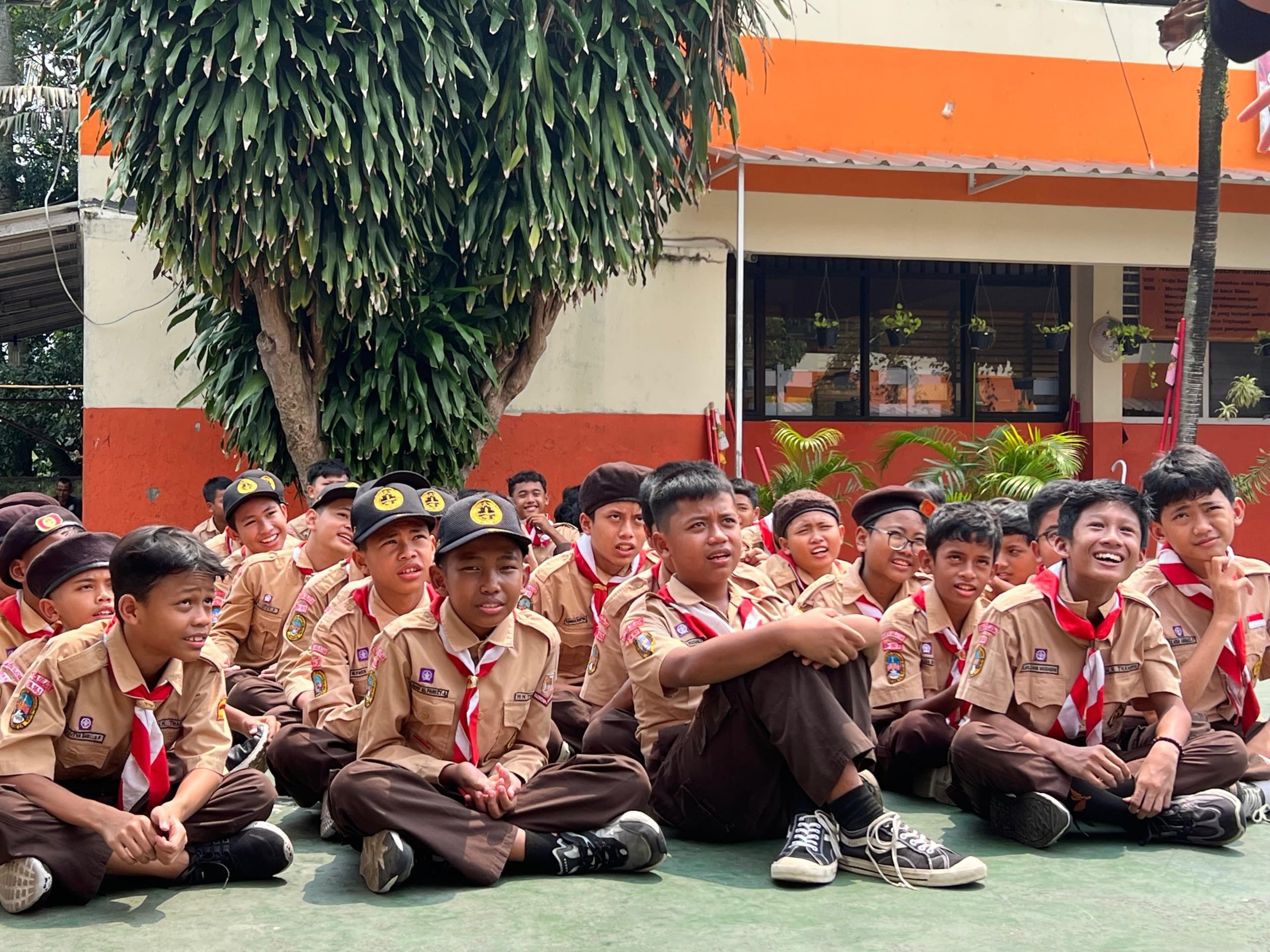 Aktifitas Sekolah Mulai Kembali Ramai Setelah Libur Lebaran 1 Harianterbit Jakarta - Suasana Jalan Di Kota Jakarta Dan Sekitarnya Kini Kembali Ramai Setelah Masuk Sekolah Dihari Pertama Libur Lebaran Hari Raya Idul Fitri 1446. Rabu, 9 April 2025. Hal Itu Terlihat Dari Beberapa Ruas Jalan Yang Biasa Dilalui Masyarakat Terutama Di Dekat Area Sekolah Kembali Macet. Para Siswa Berseragam Sekolah Dan Pramuka Baik Dari Tingkat Dasar Maupun Menengah Sudah Terlihat Sejak Pagi Tadi Untuk Melaksanakan Kegiatan Pembelajaran. Mereka Ada Yang Diantar Menggunakan Kendaraan Oleh Orang Tua Atau Keluarganya Ada Juga Yang Menggunakan Moda Transportasi Umum Seperti Angkot Dan Bus. &Quot;Siswa Dan Para Guru Sangat Senang. Hari Ini Diawali Sholat Dhuha Dan Ceramah Selanjutnya Halal Bihalal Bersama Siswa, Guru Dan Karyawan.&Quot; Kata Heni Sulustiyawati (46) Salah Satu Staf Administrasi Smpn 175 Jakarta Saat Dihubungi Melalui Chat Whatsaap. Rabu (09/04/2025) Meski Ada Beberapa Sekolah Yang Belum Masuk, Namun Kebanyakan Sekolah Sudah Melaksanakan Kegiatan Belajar Mengajar Seperti Biasa Setelah Melakukan Halal Bihalal Dan Mendapatkan Arahan Oleh Guru Dan Kepala Sekolah. Selain Itu Kebanyakan Sekolah Pulang Lebih Awal Dari Biasanya. &Quot;Yg Pasti Ada Rasa Semangat Dan Antusiasme Untuk Memulai Sekolah Lagi, Karena Dapat Bertemu Dan Berinteraksi Kembali Dengan Teman-Teman/Rekan Guru.&Quot; Kata Rusdiyanto (36) Salah Satu Tenaga Pengajar Di Mts Sirojul Athfal Depok Saat Dihubungi Via Chat Whatsaap Begitupun Bagi Para Siswa, Banyak Dari Mereka Yang Bergembira Menyambut Hari Pertama Masuk Sekolah. Sebagian Dari Mereka Ada Yang Ingin Saling Bercerita Saat Berlebaran Dikampung Halamannya, Atau Memang Merindukan Suasana Yang Ramai Disekolah. &Quot;Seru Dan Sangat Senang Karena Bertemu Kawan-Kawan Lagi Disekola.&Quot; Kata Aura Huzara (12), Siswa Sdn 15 Srengseng Sawah Jakarta Selatan Saat Ditemui Di Sekolah, Rabu (9/4/2025) Kebetulan Hari Pertama Masuk Sekolah Dihari Rabu, Dimana Para Siswa Mengenakan Seragam Pramuka. Hal Ini Yang Menambah Semangat Mereka Untuk Berlatih Pramuka Setelah Sekian Lama Diliburkan Karena Puasa Dan Pasca Idul Fitri. Tim Mata Tunas Yang Diterjunkan Juga Sudah Melaksanakan Latihan Pramuka Diantaranya Di Smkn 29 Jakarta, Sdn 07 Rawajati, Sdn 05 Menteng Dalam Jakarta, Smp Negri 192 Jakarta, Smp Cakra Buana Depok, Dan Lain-Lain. &Quot;Semoga Anak-Anak Makin Semangat, Karena Minggu Depan Sudh Mulai Ujian Ujian. &Quot; Kata Rifti Widyanti (25) Koordinator Mata Tuntas 17 Saat Dihub Melalui Sambungan Telephon.rabu, (09/04/2025)