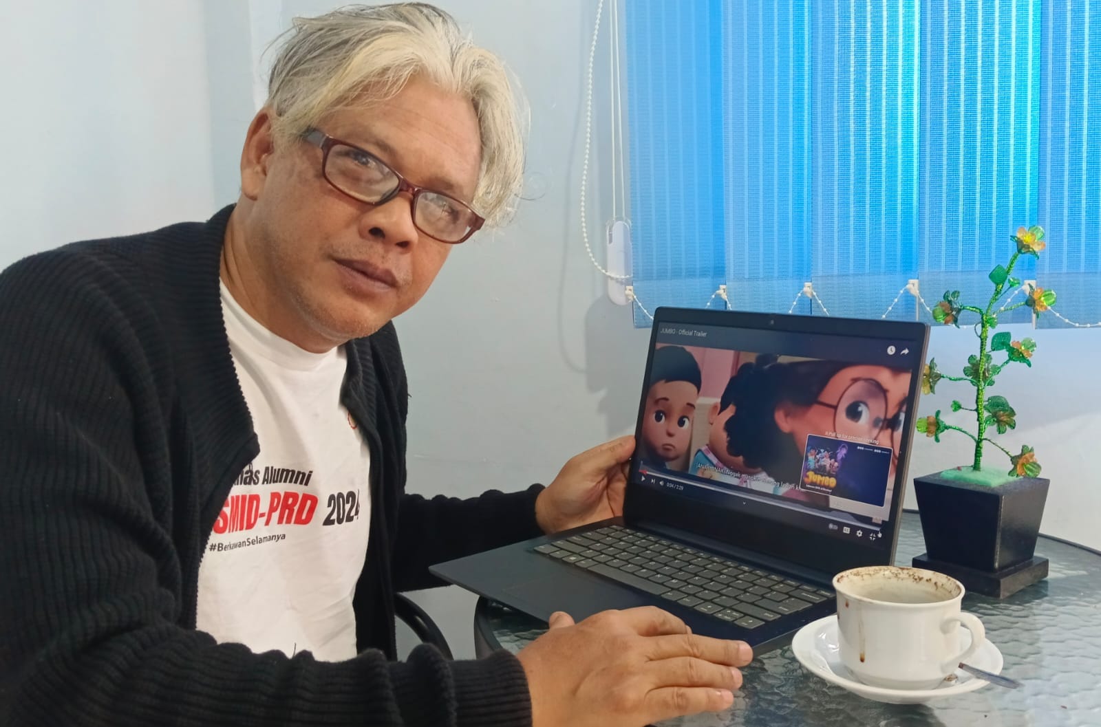 Aktivis Sekaligus Seniman Revitriyoso Apresiasi Keberpihakan Wakil Ketua Dpr, Sufmi Dasco Terhadap Film Jumbo 1 Jakarta - Aktivis Sekaligus Penggiat Seni Revitryoso Husodo Mengatakan Bahwa Film Animasi Jumbo Karya Sutradara Ryan Adriandhy Merupakan Bukti Bahwa Indonesia Mampu Menghasilkan Karya Animasi Yang Berkualitas Tinggi. Menurut Penggiat Budaya Tersebut Jumbo Bukan Sekadar Film Anak-Anak, Melainkan Juga Simbol Dari Kekuatan Kreatif Dan Semangat Gotong Royong Anak Bangsa Karena Produksinya Melibatkan Banyak Kreator. Ditambahkan Revitryoso Husodo Aktvis Yang Juga Seniman, Dirinya Mengapresiasi Dan Bangga Terhadap Wakil Ketua Dpr Ri Sufmi Dasco Yang Ikut Hadir Dalam Penayangan Pertama Film Jumbo Teresebut Ini Bukti Kepedulianya Dalam Memajukan Perfileman Dan Mendukung Ekonomi Kreatif. Apalagi Wakil Ketua Dpr Sufmi Dasco Ahmad Telah Mengapresiasi Film Animasi Jumbo Yang Telah Berhasil Menarik Perhatian Lebih Dari 1.606.462 Penonton Dalam Tujuh Hari Sejak Penayangan Perdananya Pada Selasa, 31 Maret 2025. Dasco Mengajak Masyarakat Untuk Terus Mendukung Industri Perfilman Tanah Air, Suksesnya Film Jumbo Ini Tidak Lepas Dari Dukukungan Pemerintah Prabowo-Gibran Khusnya Wakil Ketua Dpr Ri Sufmi Dasco Yang Sudah Mendukung Perfilman Indonesia. Keberhasilan Ini Tidak Hanya Mencerminkan Antusiasme Penonton Domestik, Tetapi Juga Membuka Peluang Bagi Jumbo Untuk Merambah Pasar Internasional. Film Ini Dijadwalkan Tayang Di 17 Negara, Termasuk 12 Negara Di Eropa, Serta Turki, Mongolia, Dan Rusia. Langkah Ini Menunjukkan Bahwa Karya Anak Bangsa Mampu Bersaing Dan Diterima Di Kancah Global. Lebih Dari Sekadar Hiburan, Jumbo Menunjukkan Bahwa Sebuah Karya Besar Lahir Dari Proses Panjang, Kolaborasi Solid, Dan Dedikasi Tinggi Dari Seluruh Elemen Yang Terlibat. Kesuksesan Film Ini Menjadi Pengingat Bahwa Di Balik Layar Lebar Yang Menghibur, Ada Tetesan Keringat, Jam-Jam Panjang Tanpa Lelah, Dan Ketekunan Yang Mungkin Jarang Terlihat Namun Sangat Layak Dihargai. Sejak Awal, Jumbo Bukan Sekadar Proyek Hiburan. Film Ini Lahir Dari Gagasan Besar Tentang Bagaimana Cerita Lokal Bisa Tampil Megah Tanpa Kehilangan Akar Budaya. Visi Inilah Yang Menjadi Panduan Utama Seluruh Proses Kreatif, Mulai Dari Penulisan Naskah, Desain Karakter, Hingga Penyusunan Adegan-Adegan Ikonik. “Proses Produksinya Yang Memakan Waktu Hingga 5 Tahun, Dengan Melibatkan Ratusan Kreator Dari Sabang Sampai Merauke, Menunjukkan Bahwa Indonesia Punya Kapasitas Luar Biasa Dalam Menghasilkan Karya Animasi Yang Berkualitas Tinggi Dan Siap Bersaing Dengan Film Animasi Global,” Diungkpan Revi. Jumbo Yang Telah Ditonton Oleh Lebih Dari Satu Juta Penonton. Menurut Dia, Keberhasilan Tersebut Merupakan Kebanggaan Nasional Dan Tonggak Penting Industri Perfilman Kreatif Dalam Negeri. Jumbo Mencerminkan Potensi Industri Perfilman Kreatif Indonesia Yang Berkembang Pesat. Di Sisi Lain,Sinergisitas Para Kreator Lokal Yang Berasal Dari Berbagai Daerah Memperlihatkan Semangat Kolaborasi Dan Dedikasi Dalam Membangun Kualitas Konten. “Ini Adalah Bukti Nyata Bahwa Talenta Anak-Anak Muda Indonesia Luar Biasa Cerdas Dan Pintar. Mereka Tidak Hanya Mampu Membuat Karya Untuk Konsumsi Lokal, Tapi Juga Punya Daya Saing Di Tingkat Internasional,” Katanya. Dikatakan Revi, Antusiasme Penonton Yang Tidak Hanya Dari Kalangan Anak-Anak, Tetapi Juga Dewasa Menjadi Tanda Bahwa Karya Animasi Indonesia Dapat Menghibur Sekaligus Menghadirkan Kedalaman Cerita Dan Kualitas Visual Yang Memikat. “Setelah Saya Menonton Langsung, Jumbo Adalah Cerminan Dari Dedikasi Dan Semangat Kegotongroyongan. Ini Bukti Bahwa Ketika Anak Bangsa Bersatu Dan Bekerja Sama Dengan Visi Yang Sama, Hasilnya Bisa Luar Biasa. Film Ini Bukan Hanya Sukses Di Pasar, Tapi Juga Sukses Mengangkat Derajat Industri Kreatif Lokal,” Tuturnya. Untuk Itu, Dia Berharap Kesuksesan Jumbo Dapat Menjadi Inspirasi Bagi Generasi Muda Dan Para Kreator Film Di Tanah Air Untuk Terus Berkarya Dan Membawa Nama Indonesia Ke Panggung Dunia. “Ini Saatnya Kita Bangga Dengan Karya Sendiri. Jumbo Adalah Contoh Bahwa Anak Bangsa Bisa Jadi Pemain Utama Di Negeri Sendiri, Bahkan Dunia,” Jelas Revi. Dipersembahkan Oleh Rumah Produksi Visinema, Film Animasi Jumbo Berkisah Tentang Anak Bernama Don, Diisi Suara Oleh Prince Poetiray Dan Den Bagus Sasono, Yang Kerap Merasa Diremehkan Teman-Temannya. Film Yang Digarap Ryan Adriandhy Bersama Sekitar 420 Kreator Indonesia Selama Lima Tahun Ini Berhasil Menarik Total Satu Juta Penonton Pada Minggu (6/4) Atau Tujuh Hari Sejak Penayangan Perdananya Pada 31 Maret 2025.