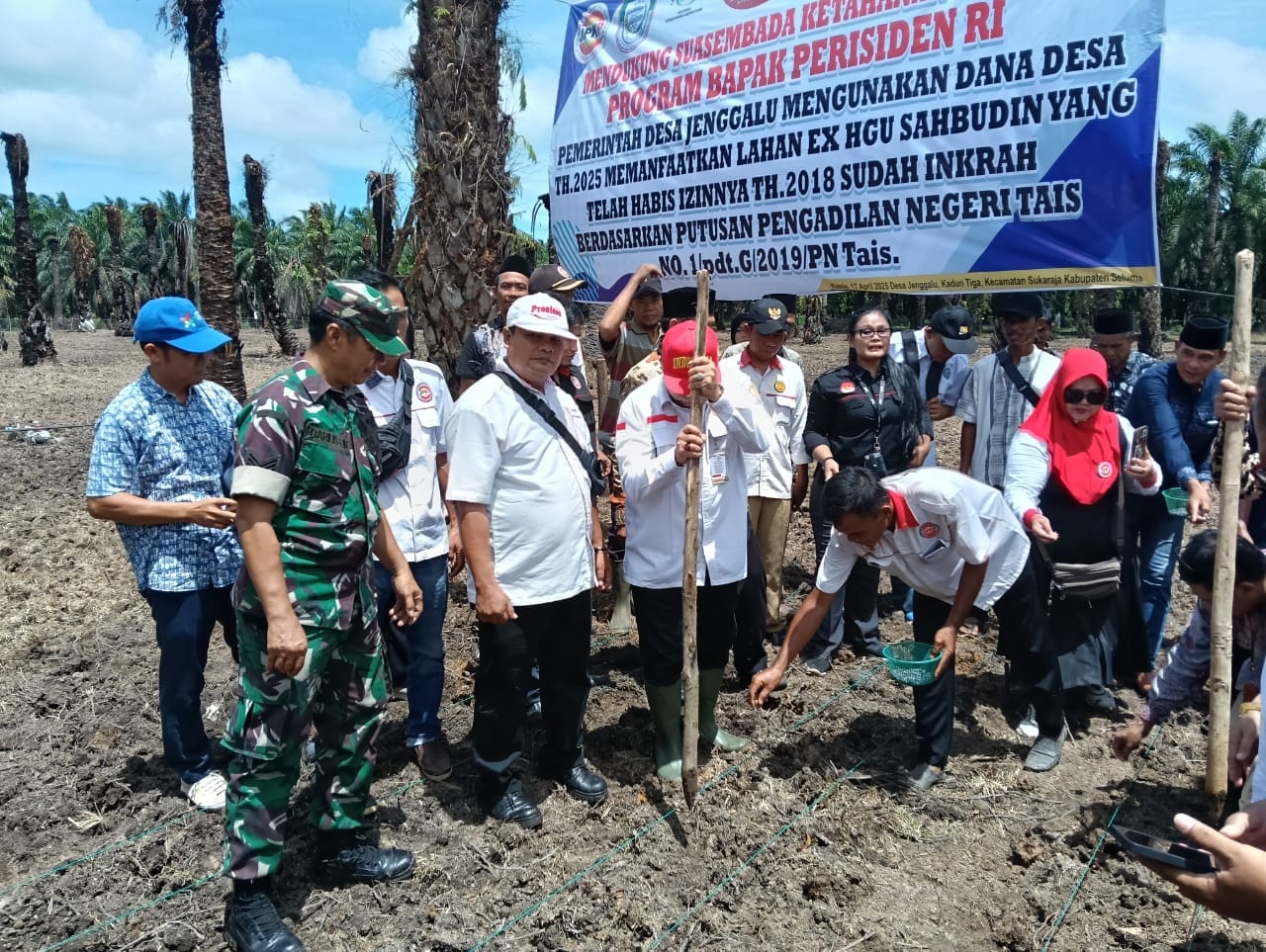 Bergerak Bersama Rakyat, Pco Tingkatkan Komunikasi Publik Pemerintahan Prabowo-Gibran 1 Bengkulu - Kerja Keras Pemerintah Akan Meningkatkan Kemajuan Bangsa Indonesia Yang Pada Akhirnya Berujung Pada Peningkatan Kesejahteraan Rakyat. Berbagai Sektor Dan Lapisan Masyarakat Harus Terus Disentuh, Misalnya Kalangan Perdesaan Yang Mayoritas Berpenghidupan Di Pertanian, Perkebunan Dan Peternakan, Yang Bertujuan Bagaimana Astacita, 17 Program Prioritas Dan 8 Program Hasil Terbaik Cepat (Phtc) Pemerintahan Prabowo-Gibran Dapat Diakses Maksimal Hingga Tingkatan Akar Rumput. &Quot;Dalam Rangkaian Kegiatan Di Provinsi Bengkulu, Hari Ini Kami Akan Lanjut Bertemu Dan Berdiskusi Santai Dengan Teman-Teman Aktivis Sosial Dan Juga Para Relawan Prabowo-Gibran. Peran Serta Mereka Akan Mengakselerasi Implementasi Berbagai Program Yang Sudah, Sedang Dan Akan Terus Dijalankan Pemerintah. Sesuai Arahan Presiden Prabowo, Peningkatan Komunikasi Publik Adalah Bagian Penting Kerja Nyata Yang Tentu Saja Harus Semakin Memperluas Keterlibatan Publik Di Mana Pun,&Quot; Ujar Ricky Tamba, Tenaga Ahli Utama Kantor Komunikasi Kepresidenan (Presidential Communication Offfice/ Pco) Melalui Pesan Elektronik Kepada Media Massa, Jumat (18/4/2025). Sebelumnya, Bertempat Di Desa Jenggalu, Kecamatan Sukaraja, Kabupaten Seluma, Pco Turut Menghadiri Peluncuran Program Percepatan Swasembada Pangan Berupa Penanaman Jagung Yang Diinisiasi Oleh Jaringan Pendamping Kebijakan Dan Pembangunan (Jpkp) Yang Digawangi Ketua Umum Maret Samuel Sueken Dan Sekretaris Jenderal Herlina Prawirosukarto. Dalam Kegiatan Yang Diramaikan Ratusan Petani, Ibu-Ibu Dan Pemuda, Turut Hadir Habibi (Balai Pskl Wilayah Sumatera Mewakili Menteri Kehutanan Raja Juli Antoni), Noerlin (Camat Sukaraja), Joni Midarling (Kepala Desa Jenggalu), Darius (Babinsa Kodim Seluma), Amran (Ketua Dpw Jpkp Bengkulu), Novianto (Ketua Dpd Seluma), Manik (Ketua Jpkp Bengkulu Utara) Beserta Puluhan Pengurus Lainnya. Juga Tampak Hadir Para Tenaga Profesional Pendamping Desa Dari Kemendes Pdtt, Penyuluh Pertanian Lapangan Dan Petugas Penanganan Hama Dari Kementerian Pertanian, Serta Jajaran Aparat Kecamatan Dan Desa. Selain Pengarahan, Juga Dimeriahkan Dengan Penampilan Budaya Berupa Tarian Sambutan Anak-Anak Dan Pencak Silat Cekak Dari Pendekar-Pendekar Bengkulu. Swasembada Pangan Dan Komitmen Prabowo &Quot;Salam Dari Pak Presiden Prabowo Dan Mas Wapres Gibran, Juga Pak Kepala Pco Hasan Nasbi Untuk Bapak Ibu Semua. Terimakasih Banyak Atas Perjuangan Memastikan Swasembada Pangan Khususnya Dengan Penanaman Jagung Di Lahan Ex Hgu Sahabudin Yang Secara Bertahap Akan Mencapai Ratusan Hektar. Komitmen Pak Prabowo Tak Perlu Diragukan, Karena Dari Puluhan Tahun Lalu Selalu Memperhatikan Kaum Tani. Bahkan, Pak Prabowo Telah Mengeluarkan Berbagai Inpres Dan Perpres Yang Menyangkut Soal Ketahanan Swasembada Pangan Yang Merupakan Bagian Dari Program Hasil Terbaik Cepat (Phtc),&Quot; Tegas Ritam, Sapaan Akrab Aktivis '98, Kamis (17/4/2025). Dia Menjelaskan Beberapa Peraturan Terbaru Yang Diterbitkan Terkait Pangan, Antara Lain Presiden Menginstruksikan Bulog Melakukan Penyerapan Jagung Dengan Hpp Rp5,500; Kebijakan Mendukung Optimalisasi Swasembada Jagung, Peningkatan Produksi Melalui Intensifikasi Dan Ekstensifikasi Lahan, Penguatan Cadangan Jagung Pemerintah Melalui Penyerapan Dengan Target 1 Juta Ton Cjp, Peningkatan Produktivitas Melalui Penguatan Sentra Jagung Potensial (Bengkulu, Ntb, Lampung, Dll), Juga Adanya Pembuatan Koperasi Desa Merah Putih Guna Meningkatkan Usaha Perekonomian Masyarakat. Ricky Berharap, Masyarakat Terus Rukun, Bersatu Dan Gotong Royong Dalam Perjuangan Membantu Mensukseskan Swasembada Ketahanan Pangan Yang Merupakan Tugas Mulia Dari Pemerintah Bersama Rakyat Dalam Mewujudkan Indonesia Maju, Adil Dan Makmur. Setelah Menanam Jagung, Kegiatan Dilanjutkan Dengan Tanya-Jawab Dengan Masyarakat Tentang Program Pertanian Dan Pembangunan Lainnya. Antusiasme Masyarakat Sangat Tinggi Dan Bertahan Hingga Sore Hari. &Quot;Kita Secara Massif Terus Mengkampanyekan Program Kerja Strategis Ketahanan Pangan Presiden Prabowo. Kali Ini Melalui Gerakan Menanam Jagung, Jpkp Menggandeng Badan Usaha Milik Desa (Bumdes) Jenggalu Untuk Memanfaatkan Lahan Yang Sudah Tidak Produktif Ex Hgu Sahabudin Yang Sudah Ada Penetapan Pengadilan. Ini Merupakan Pilot Project Di Wilayah Sumatera Dan Akan Terus Digalakkan Di Seluruh Indonesia,&Quot; Jelas Herlina, Sekjen Jpkp, Menjawab Pertanyaan Yang Muncul. Lahan-Lahan Yang Sudah Tidak Produktif, Lanjut Dia, Harusnya Bisa Menjadi Nilai Ekonomis Untuk Kesejahteraan Desa Dan Rakyat, Bukan Untuk Dimiliki Apalagi Dikuasai Oleh Mafia Tanah Yang Merugikan Negara. Pemberdayaan Ekonomi Masyarakat Desa Bisa Berjalan Dengan Baik Melalui Bumdes Dan Koperasi Desa Merah Putih Dalam Mengelola Sumber Daya Alam Dan Potensi Usaha Yang Ada. Setelah Kegiatan Penanaman Jagung, Ricky Tamba Bersama Herlina Dan Puluhan Relawan Prabowo-Gibran Berkeliling Kota Bengkulu Mengunjungi Dan Kontemplasi Di Rumah Kediaman Pengasingan Bung Karno Dan Ibu Fatmawati, Melakukan Shalat Di Masjid Jamik Kota Bengkulu Yang Hasil Karya Arsitektur Soekarno, Juga Melihat Aktivitas Wisata Dan Perdagangan Umkm Di Pantai Panjang.