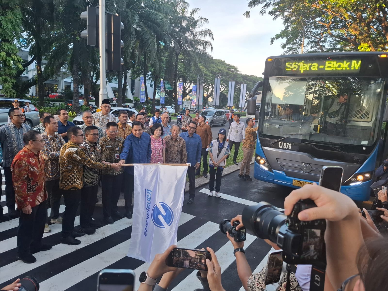 Gubernur Banten Andra Soni Lepas Keberangkatan Perdana Transjabodetabek Blok M – Alam Sutera 1 Gubernur Banten Andra Soni Lepas Keberangkatan Perdana