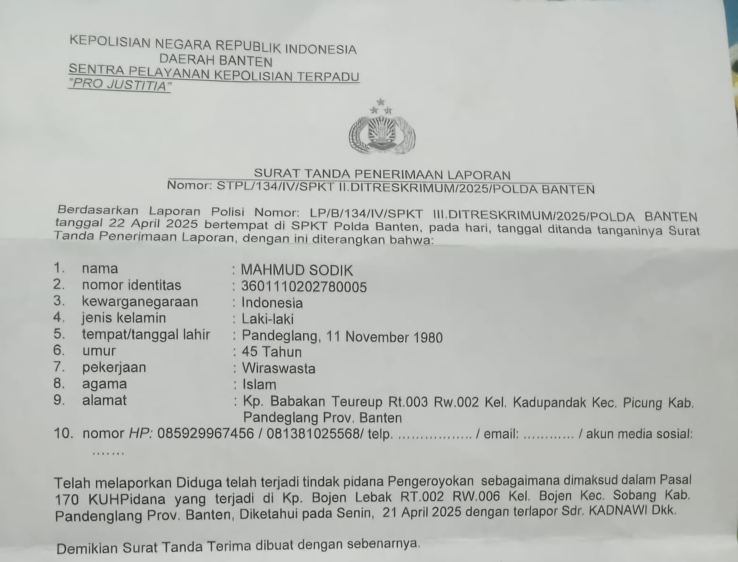 Puluhan Pengeroyok Terhadap Seorang Advocat Di Bojen' Dilaporkan Ke Polda Banten 1 Puluhan Pengeroyok Terhadap Seorang Advocat Di Bojen' Dilaporkan Ke Polda Banten Mko, Bojen Kecamatan Sobang Kabupaten Pandeglang Banten - Beredar Viralnya Video Pengeroyokan Oleh Puluhan Pelaku Di Desa Bojen Kecamatan Sobang Pandeglang Banten, Korban Mahmud Sodik S.h Merupakan Anggota Perhimpunan Advokat Indonesia ( Peradi Otto/Hasibuan ) Cabang Serang Aktif Dengan No Indentitas Advokat Nia: 2403158, Tidak Terima Di Persekusi ( Dikeroyok ) Oleh Para Pelaku, Ia Melaporkan Para Pelaku Pengeroyokan Ke Polda Banten Pada Tanggal 22 April 2025 Dengan Nomor, Lp/B/134/Iv/Spkt Iii.ditreskrimum /2025/Polda Banten, Dugaan Tindak Pidana Pengeroyokan Pasal 170 Kuhp. Video Pengeroyokan Terhadap Advocat Mahmud Sodik S.h Kronologi Kejadian Pada Senin 21 April 2025 Sekitar Pukul 23.00 Wib, Saya ( Mahmud Sodik S.h ) Bersama Istri ( Carinah ) Beserta Anak Perempuan Nya Sedang Mengobrol Di Dalam Rumah, Tiba Tiba Di Datangi Sejumlah Orang Yang Langsung Menggedor Pintu Secara Paksa Serta Mengamuk Ingin Masuk Ke Dalam Rumah Tapi Tak Berhasil Kemudian Mendobrak Pintu. Mereka Merusak Pintu Rumah Serta Jendela Dan Masuk Lewat Jendela Kemudian Langsung Menyerang Saya&Quot;, Ucap Mahmud Sodik Sh. Ibu Carinah Ketika Melihat Saya Di Cekik Oleh 2 Orang, Ia Melepaskan Cekikan Tsb Dgn Menarik Para Pelaku Pencekikan Hingga Terlepas Cekikan Tsb,Namun Kedua Org Tsb Mencelakai Mencekik Tenggorokan Dan Satunya Mempiting Leher Dan Menekuk Kepala Mahmud Sodik Ke Sebelah Kanan Kembali Dan Di Tarik Kembali Oleh Ibu Carinah,Kemudian Ibu Carinah Ikut Di Seret Keluar Melalui Jendela Rumah Dan Di Banting Oleh Para Pelaku Hingga Pingsan Tak Sadarkan Diri, Jelasnya Kepada Awak Media. Jadi Ibu Carinah Di Banting Hingga Pingsan,Bgitu Juga Putri Ibu Carinah Mengejar Mahmud Sodik Sh Yang Disiksa Para Pelaku Kmudian Neng Gita ( Anak ) Pingsan Juga Di Dekat Gorong2 Di Depan Rumah Ibu Carinah Disamping Jalan Desa. Selaku Istri Mahmud Sodik S.h, Ibu Carinah (Istri Sirihnya) Menceritakan , &Quot;Tak Cukup Mencekik Dan Menyiksa Suaminya Di Dalam Rumah, Kaki Suami Saya Juga Di Tarik Hingga Suaminya Terseret Kurang Lebih 70 Meter Keluar Rumah Lewat Jendela, Kemudian Suami Saya Di Pukuli Lagi Hingga Terjatuh Lalu Di Injak Injak.&Quot; Sambungnya. Carinah Menceritakan Sempat Mendorong Mereka Para Pelaku Yang Mencekik Leher Suaminya, Jangan Di Cekik&Quot; Jangan Di Bunuh Suami Saya, Teriak Ibu Carinah. Mahmud Sodik S.h Juga Menceritakan ,Saya Hampir Tidak Bisa Bernapas, Ia Sangat Merasakan Lehernya Dicekik ( Dipiting Lehernya ) Oleh Beberapa Orang Sampai Lantai Dan Kedua Tangannya Di Tarik Kebelakang Juga Kedua Kaki Dan Dari Belakang Tubuhnya Diinjak-Injak Terus Menerus. Badrudin Kades Bojen Bersama Hj.kaswi H.badrudin Selaku Kepala Desa Bojen Membenarkan Kejadian Tersebut Bersama Hj.kaswi&Quot;Itu Di Karenakan Mahmud Sodik Dan Carinah Mengaku Sudah Menikah. Padahal Dari Semenjak Bulan Puasa Kami Meminta Bukti Pernikahannya Tidak Pernah Di Perlihatkan Buktinya. Sehingga Membuat Kemarahan Warga Dan Suami Sah Carinah. Dan Memang Wargi Adalah Suami Sah Nya&Quot; Ungkap Kepala Desa Kepada Awak Media Saat Di Konfirmasi Terkait Persoalan Ini Di Rumahnya Kamis Malam 24 April 2025 Setelah Sholat Magrib Di Samping Kediamannya. Soal Video Yang Viral Yang Beredar, H.badrudin Selaku Kepala Desa Bojen Mengatakan Kepada Awak Media,&Quot;Itu Saya Yang Memvideokan Sendiri Ungkap Nya, Maksud Saya Membuat Video Tersebut Untuk Bukti Atas Kejadian Itu, Penjelasan Kades Bojen H.badrudin Lebih Lanjut. Bukti Surat Cerai Carinah Memang Sudah Berpisah Dengan Wa'I Sedangkan Carinah Saat Di Mintai Keterangan Menjelaskan Kepada Awak Media, &Quot;Saya Sudah Bercerai Dengan Wa'I ( Mantan Suaminya ), Makanya Saya Menikah Dengan Mahmud Sodik S.h&Quot; Ucap Carinah Sambil Menunjukan Surat Akta Cerai ( Surat Kuning ) Dengan Nomor : 0278/Ac/2017/Pa.pdlg Kepada Awak Media.&Quot;Dan Saya Juga Sudah Menunjukan Bukti Pernikahan Siri Yang Di Ketahui Dan Ditandatangani Saksi Serta Kiyai Asep M Saefudin Kepada Rt Taryono. Kiyai Asep M Saefudin Bersama Mahmud Sodik S.h Adapun Wali Dan Penghulu Yang Menikahkan Mahmud Sodik Sh Dengan Carinah Saat Di Mintai Keterangan Oleh Awak Media Kiyai Asep M Saefudin Mengatakan,&Quot;Benar Bahwa Saya Yang Menikahkan Mereka Atas Dasar Wakil Dari Wali Nikah, Yakni Sodara Danu Selaku Kakak Kandung Carinah Itu Seminggu Sebelum Bulan Puasa&Quot;, Ucap Kiyai Asep M Saefudin. Bukti Surat Nikah Siri Yang Dipersoalkan Hasil Visum Rs Bhayangkara Saya Mahmud Sodik S.h Sebagai Advokat Adalah Korban Dari Kebrutalan Mereka Hingga Membuat Anak Istri Saya Trauma Dengan Kejadian Tersebut Meminta Aph Harus Segera Menangkap Para Pelaku Pengeroyokan Saya Sampai Menangkap Siapa Dalang Pelaku Utama Yang Mengerahkan Warga Masyarakat Untuk Merusak Rumah Dan Ingin Menghabisi Nyawa Saya, Sambil Menunjukan Hasil Visum Dari Rumah Sakit Bayangkara Serang Banten Kepada Awak Media.( Bryan/Roni )