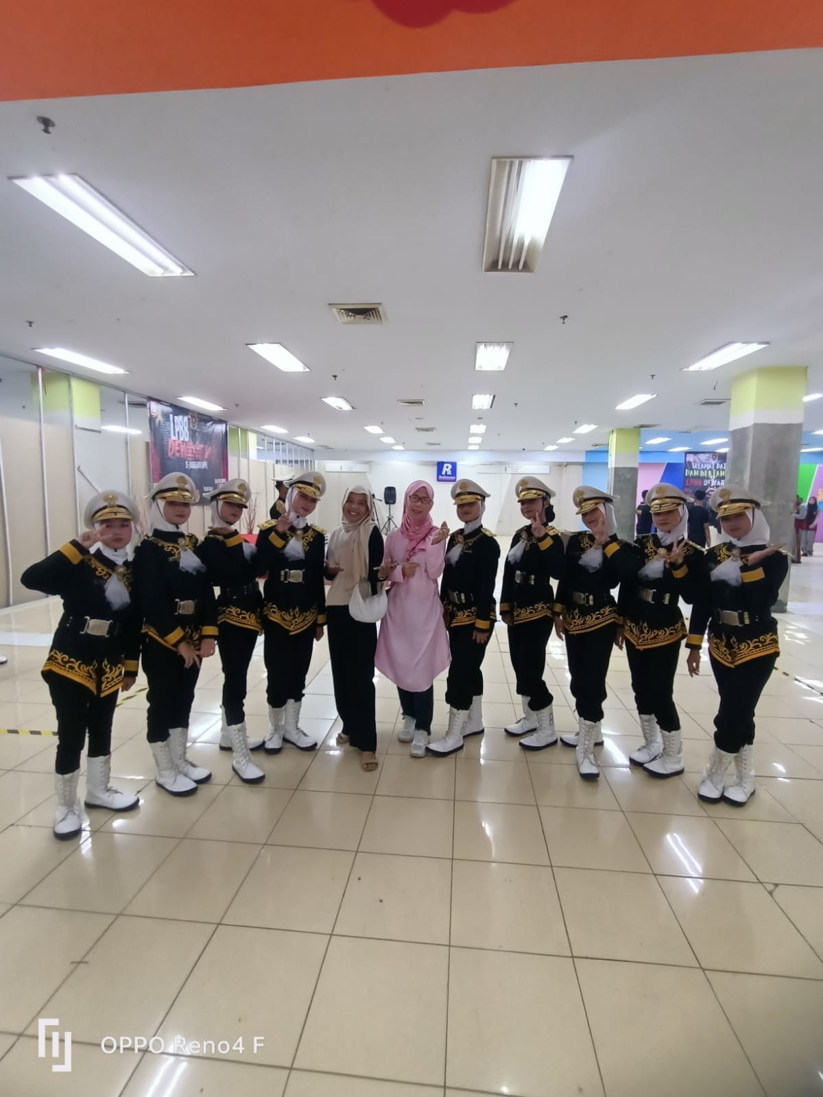Cibinong, 27 April 2025 Tim Pasukan Pengibar Bendera (Paskibra) dari SMP Negri 1 Kemang berhasil sabet juara  LKBB Dewantara dalam Lomba Keterampilan Baris-Berbaris (LKBB) tingkat Se-Jabotabek open yang diselenggarakan pada 27 April 2025 di gedung Ramayana lt 3  Cibinong kabupaten Bogor.

Kemenangan ini diraih setelah tim Paskibra SMP Negei1  Kemang bersaing dengan puluhan peserta lain dari berbagai sekolah di wilayah Jabotabek. Dengan kekompakan, disiplin, serta gerakan yang presisi, mereka mampu memukau dewan juri dan meraih skor tinggi dalam penilaian.
Menurut Putra atau kang put biasa juga di panggil selaku pelatih paskibra SMP Negri 1 Kemang mengatakan, “prestasi ini dengan meraih juara umum, plus danton terbaik, juga harapan 3 ini, merupakan hasil dari kerja keras semuanya, dengan latihan intensif yang telah dilakukan selama beberapa bulan terakhir. “Kami sangat bangga dengan pencapaian ini. Anak-anak menunjukkan semangat juang yang luar biasa dan berhasil membawa nama baik sekolah ke tingkat yang lebih tinggi,
saya berharap agar pasukan Paskibra SMP Negei1 Kemang berkesempatan mengikuti ajang lainnya, selain menambah jam terbang juga meneguhkan kepercayaan diri untuk terus berprestasi supaya siswa itu bisa mencintai tanah airnya”.ujar kang put menambahkan

Salah satu anggota tim Paskibra Nurul Rahayu Priatna, juga mengungkapkan kebanggaannya atas prestasi ini. “Kami merasa senang dan bangga bisa membawa pulang trofi juara harapan 3. Ini menjadi motivasi bagi kami untuk terus berlatih dan mencapai hasil yang lebih baik lagi di masa depan,” katanya.

Lomba LKBB ini bertujuan untuk meningkatkan keterampilan baris-berbaris, kedisiplinan, serta kerja sama tim di kalangan pelajar. Dengan prestasi yang telah diraih, SMP Negri 1 Kemang berharap dapat terus berpartisipasi dalam ajang serupa dan mencapai hasil yang lebih gemilang.