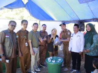 Tingkatkan Konsumsi Ikan, Warga Desa Manglid Diberikan Bantuan Benih Dan Pembelajaran Budidaya Ikan