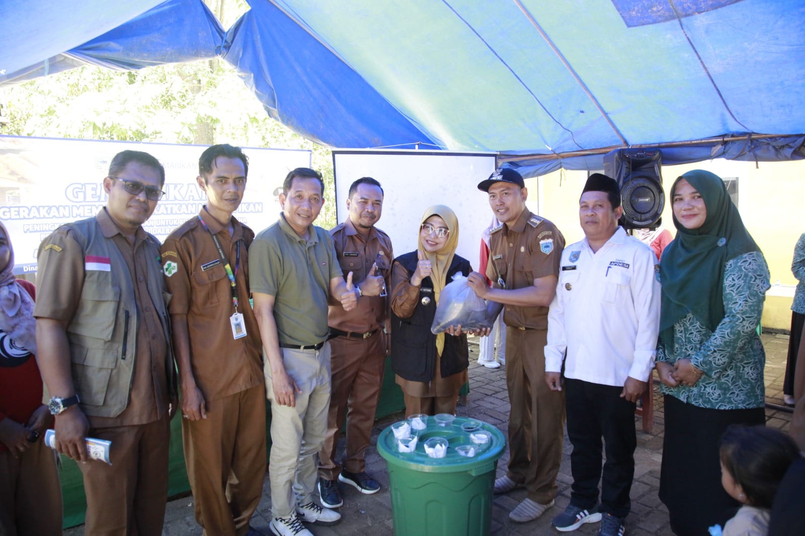 Tingkatkan Konsumsi Ikan, Warga Desa Manglid Diberikan Bantuan Benih Dan Pembelajaran Budidaya Ikan 1 Tingkatkan Konsumsi Ikan, Warga Desa Manglid Diberikan Bantuan Benih Dan Pembelajaran Budidaya Ikan
