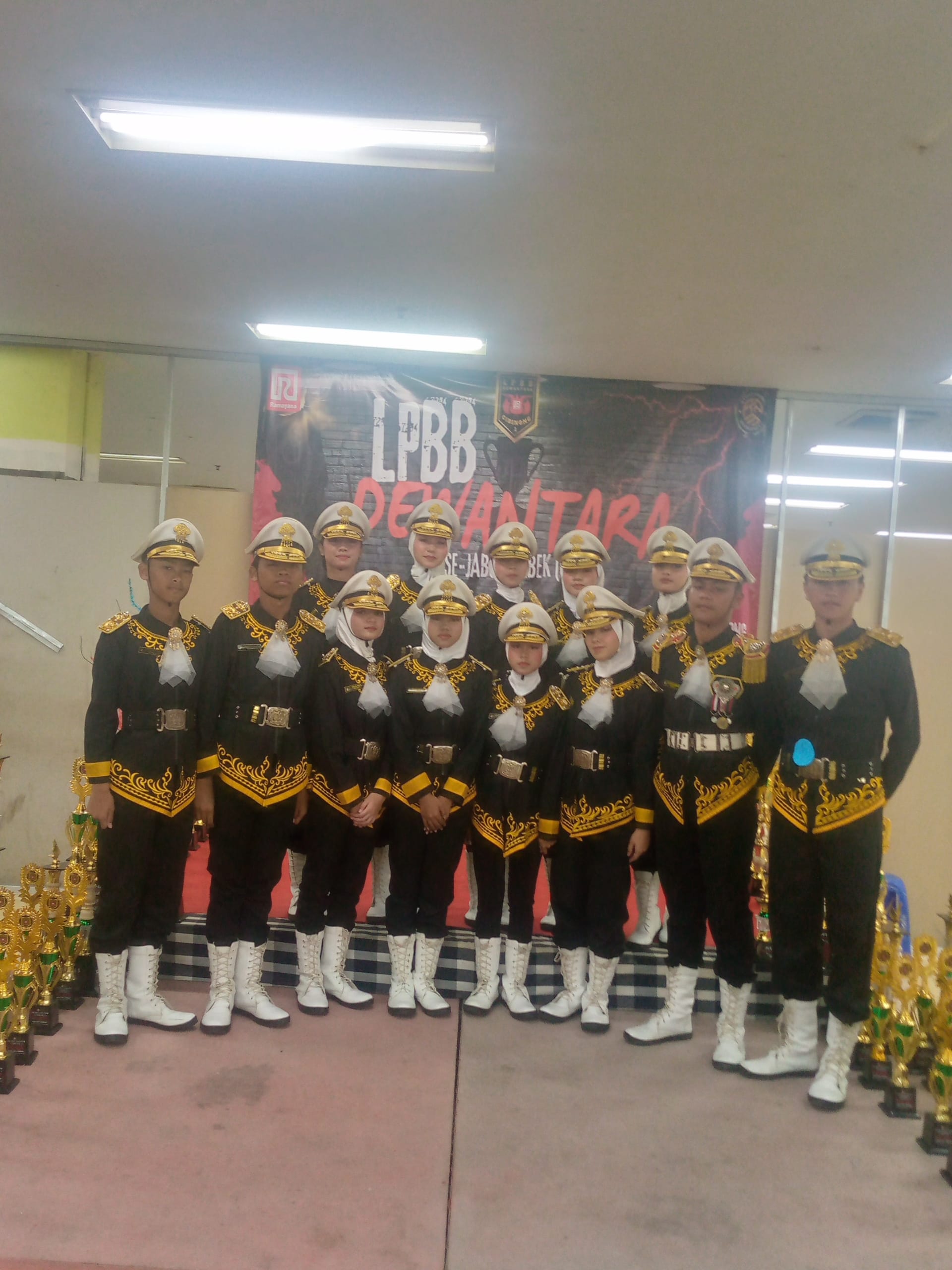 Smpn 1 Kemang Sabet Juara Lkbb Dewantara Open Se-Jabodetabek. 1 Tim Pasukan Pengibar Bendera (Paskibra) Dari Smp Negri 1 Kemang Berhasil Sabet Juara Lpbb Dewantara Dalam Lomba Keterampilan Baris-Berbaris (Lkbb) Tingkat Se-Jabotabek Open Yang Diselenggarakan Pada 27 April 2025 Di Gedung Ramayana Lt 3 Cibinong Kabupaten Bogor. Kemenangan Ini Diraih Setelah Tim Paskibra Smp Negei1 Kemang Bersaing Dengan Puluhan Peserta Lain Dari Berbagai Sekolah Di Wilayah Jabotabek. Dengan Kekompakan, Disiplin, Serta Gerakan Yang Presisi, Mereka Mampu Memukau Dewan Juri Dan Meraih Skor Tinggi Dalam Penilaian. Menurut Putra Atau Kang Put Biasa Juga Di Panggil Selaku Pelatih Paskibra Smp Negri 1 Kemang Mengatakan, “Prestasi Ini Dengan Meraih Juara Umum, Plus Danton Terbaik, Juga Harapan 3 Ini, Merupakan Hasil Dari Kerja Keras Semuanya, Dengan Latihan Intensif Yang Telah Dilakukan Selama Beberapa Bulan Terakhir. “Kami Sangat Bangga Dengan Pencapaian Ini. Anak-Anak Menunjukkan Semangat Juang Yang Luar Biasa Dan Berhasil Membawa Nama Baik Sekolah Ke Tingkat Yang Lebih Tinggi, Saya Berharap Agar Pasukan Paskibra Smp Negei1 Kemang Berkesempatan Mengikuti Ajang Lainnya, Selain Menambah Jam Terbang Juga Meneguhkan Kepercayaan Diri Untuk Terus Berprestasi Supaya Siswa Itu Bisa Mencintai Tanah Airnya”.Ujar Kang Put Menambahkan Salah Satu Anggota Tim Paskibra Nurul Rahayu Priatna, Juga Mengungkapkan Kebanggaannya Atas Prestasi Ini. “Kami Merasa Senang Dan Bangga Bisa Membawa Pulang Trofi Juara Harapan 3. Ini Menjadi Motivasi Bagi Kami Untuk Terus Berlatih Dan Mencapai Hasil Yang Lebih Baik Lagi Di Masa Depan,” Katanya. Lomba Lkbb Ini Bertujuan Untuk Meningkatkan Keterampilan Baris-Berbaris, Kedisiplinan, Serta Kerja Sama Tim Di Kalangan Pelajar. Dengan Prestasi Yang Telah Diraih, Smp Negri 1 Kemang Berharap Dapat Terus Berpartisipasi Dalam Ajang Serupa Dan Mencapai Hasil Yang Lebih Gemilang.