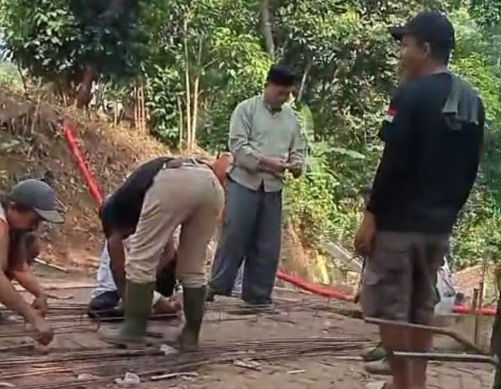Warga Medong Buktikan Gotong Royong Kuat Dengan Swadaya Bangun Jalan Poros Kabupaten 1 Warga Medong Buktikan Gotong Royong Kuat Dengan Swadaya Bangun Jalan Poros Kabupaten
