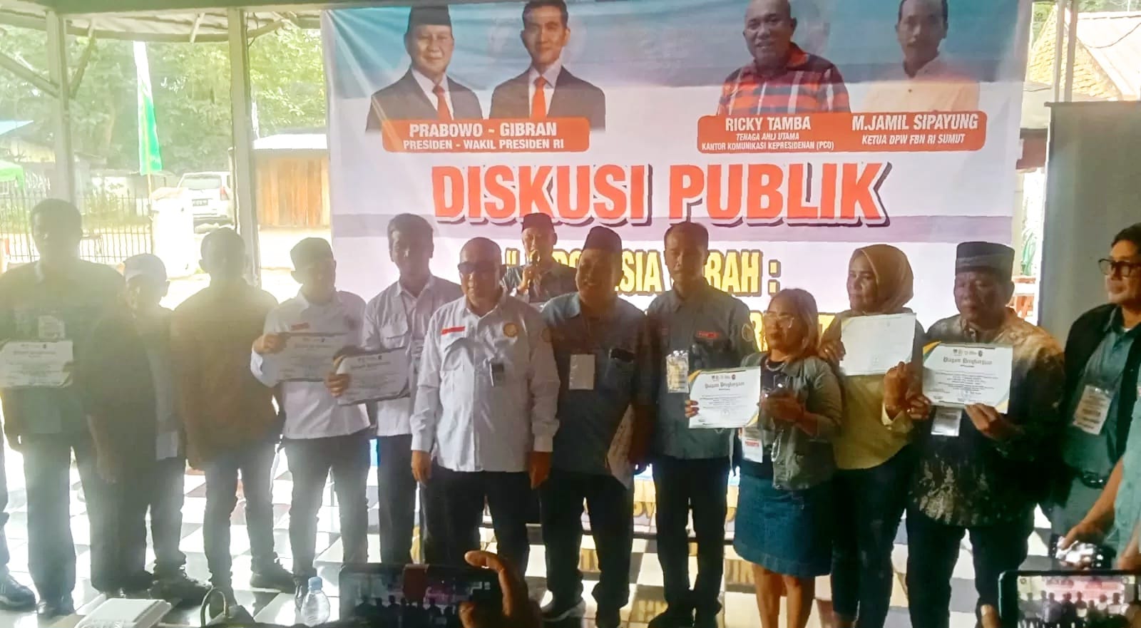 Kantor Komunikasi Presiden Diskusi Publik Di Tanjungmorawa 1 Jakarta - Tenaga Ahli Utama Kantor Komunikasi Presiden Ricky Tamba Didampingi Ketua Dpw Fbn Ri Sumut M Jamil Sipayung Menggelar Pertemuan Diskusi Publik Dengan 12 Elemen Masyarakat Dari Tujuh Kabupaten/Kota Di Sumut, Sabtu (26/4). Diskusi Publik Di Cafe Bunbun Tanjungmorawa Tersebut Menjelaskan Tentang Indonesia Cerah: Delapan Asta Cita, 17 Program Prioritas Dan Delapan Program Hasil Terbaik Cepat (Phtc) Pemerintahan Prabowo-Gibran. Pertemuan Dihadiri Kapolsek Tanjungmorawa Dan Perwakilan Partai Politik Dan Undangan Lainnya. Selain Diskusi Publik, Tenaga Ahli Utama Kantor Komunikasi Presiden Juga Mengunjungi Mapolsek Tanjungmorawa, Taman Dirgantara Dan Taman Edukasi Di Deliserdang. Tenaga Ahli Utama Kantor Komunikasi Presiden Meminta Peserta Diskusi Publik Berperan Aktif Dalam Menyosialisasikan Dan Menyukseskan Program Pemerintahan Prabowo-Gibran Yakni Bersama Indonesia Maju Menuju Indonesia Emas 2045. Ia Mengutarakan Bahwa Langkah Besar Transformasi Bangsa Berupa Asta Cita, Program Prioritas Dan Phtc Yang Merupakan Pilar Utama Pemerintahan Prabowo-Gibran Dalam Mencapai Visi Indonesia Emas 2045. Pada Tahun Pertama Pemerintahan Presiden Prabowo Subianto Fokus Pada Peletakan Dasar Pembangunan Sumber Daya Manusia Melalui Pemenuhan Hak-Hak Dasar Manusia. Pada Tahun Pertama Pemerintahan Presiden Prabowo Subianto Fokus Pada Peletakan Dasar Pembangunan Sumber Daya Manusia Melalui Pemenuhan Hak-Hak Dasar Manusia. &Quot;Makan Bergizi Gratis, Cek Kesehatan Gratis, Swasembada Pangan, Hingga Berbagai Program Pendidikan, Dalam Upaya Mewujudkan Indonesia Unggul, Lanjutnya, Pemerintah Terus Melakukan Akselerasi Berbagai Program Unggulan Yang Menyentuh Langsung Pada Kebutuhan Dasar Masyarakat. Ricky Tamba Menjelaskan Bahwa Program Pemerintah Yang Telah Berjalan Makan Bergizi Gratis (Mbg) Yang Kini Semakin Nyata Dampaknya. Program Yang Berfokus Pada Peningkatan Angka Kecukupan Gizi Anak-Anak Dan Pengentasan Stunting Telah Diluncurkan Januari 2025. &Quot;Dalam Waktu Singkat Sejak Januari 2025, Program Ini Telah Menjangkau Kurang Lebih Tiga Juta Penerima Manfaat Di Seluruh Indonesia. Pemerintah Menargetkan Jangkauan Yang Jauh Lebih Ambisius Yaitu Melompat Menjadi 15 Juta Di September Dan Akhirnya, Menjangkau Seluruh Pelosok Negeri Di Penghujung 2025,&Quot; Terangnya. Program Ini, Kata Ricky Tamba, Juga Diharapkan Memanen Multiplier Effect Pada Sektor Lainnya Seperti Pembukaan Lapangan Pekerjaan, Sektor Pangan, Hingga Umkm. Program Berikutnya Adalah Cek Kesehatan Gratis (Ckg) Yang Diluncurkan Pada Februari 2025. Program Ini Dirancang Dengan Sangat Inklusif Dan Gratis, Melayani Seluruh Rentang Usia. Dari Bayi Berusia 2 Hari Hingga Lansia Di Atas 60 Tahun. Dengan Target Menjangkau 60 Juta Orang Di Tahun Pertama Dan 200 Juta Penduduk Indonesia Dalam Lima Tahun. &Quot;Cek Kesehatan Gratis Adalah Langkah Nyata Untuk Menciptakan Masyarakat Yang Lebih Sehat, Sejahtera Dan Produktif. Dengan Kebijakan Ini, Setiap Orang Memiliki Kesempatan Yang Sama Untuk Mendeteksi Penyakit Sejak Dini, Sehingga Bisa Mendapatkan Pengobatan Atau Pencegahan Sebelum Kondisi Semakin Parah,&Quot; Ujar Tenaga Ahli Utama Kantor Komunikasi Presiden.