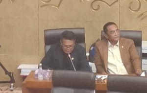 Syafruddin Dorong Pengesahan Ruptl, Soroti Desa-Desa Yang Belum Teraliri Listrik 1 Anggota Komisi Xii Dpr Ri Dari Fraksi Partai Kebangkitan Bangsa (Pkb), Syafruddin, Mendorong Agar Rencana Usaha Penyediaan Tenaga Listrik (Ruptl) Segera Disahkan. Hal Ini Disampaikannya Dalam Rapat Kerja Bersama Pt Pln (Persero) Di Kompleks Parlemen, Senayan 14 Mei 2025. Menurut Syafruddin, Ruptl Menjadi Acuan Utama Atau &Quot;Kitab Suci&Quot; Dalam Pelaksanaan Seluruh Program Dan Rencana Pengembangan Kelistrikan Nasional. &Quot;Jadi Itu Pedomannya Pln, Mau Bekerja Apa, Mau Menonton Apa, Itu Menjadi Rumahnya. Maka Kita Dorong Agar Segera Mengesahkan Ruptl Supaya Semua Rencana Dan Program Pengembangan Pln Itu Segera Bisa Dieksekusi Dengan Baik,&Quot; Tegasnya. Ia Juga Menyoroti Masih Adanya Ketimpangan Akses Listrik Di Berbagai Wilayah Indonesia. Berdasarkan Data Yang Ia Miliki, Setidaknya Terdapat 106 Desa Yang Hingga Kini Belum Teraliri Listrik Pln. &Quot;Makanya Kita Dorong Untuk Mempercepat Pemasangan Listrik Di Desa Dan Daerah Terpencil. Tapi Syarat Utamanya, Ruptl Harus Diselesaikan Terlebih Dahulu,&Quot; Tambahnya. Syafruddin Menekankan Pentingnya Percepatan Elektrifikasi Sebagai Bagian Dari Pemerataan Pembangunan Dan Peningkatan Kualitas Hidup Masyarakat Di Daerah Tertinggal, Terdepan, Dan Terluar (3T).